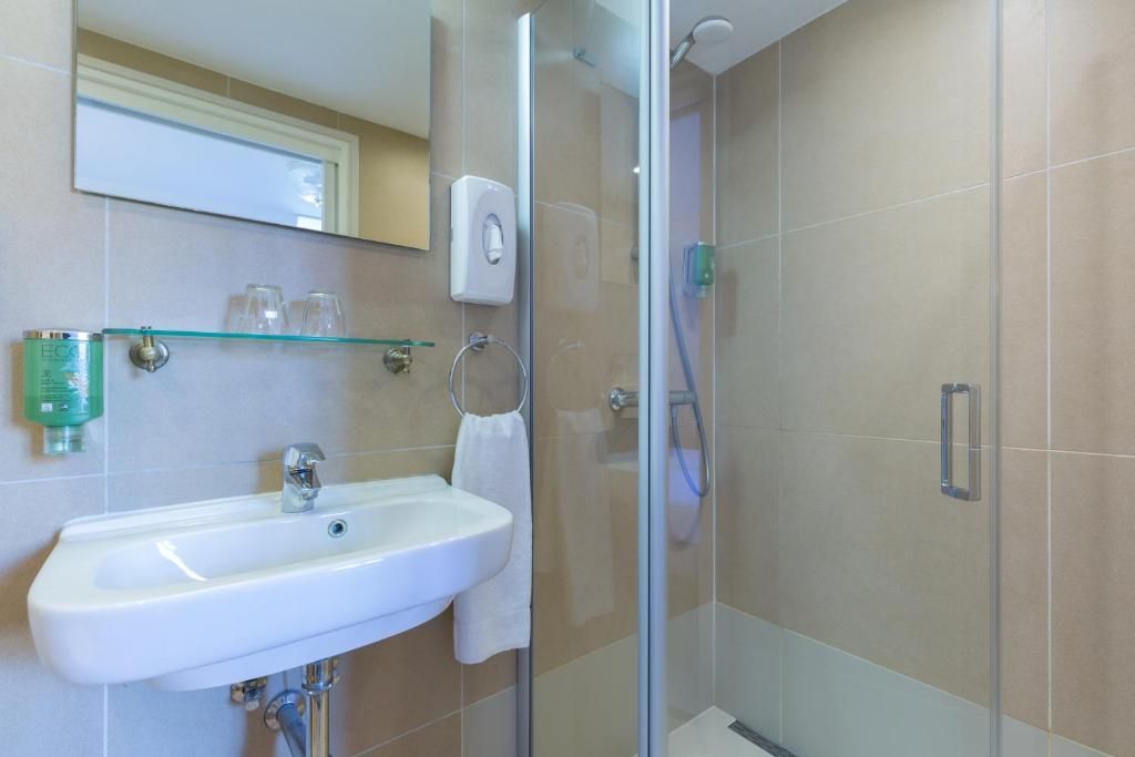 Modern bathroom in Hotel Bigarre Maastricht Centrum, vacation accommodation in South Limburg.
