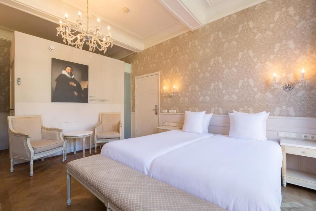 Chic bedroom with artwork in Hotel Bigarre Maastricht Centrum, vacation accommodation in Maastricht.