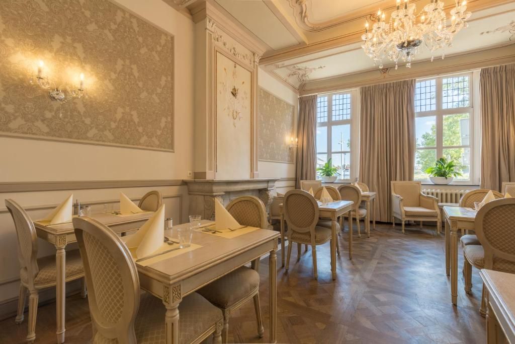 Elegant dining room with chandelier at Hotel Bigarre Maastricht Centrum, vacation accommodation in South Limburg.