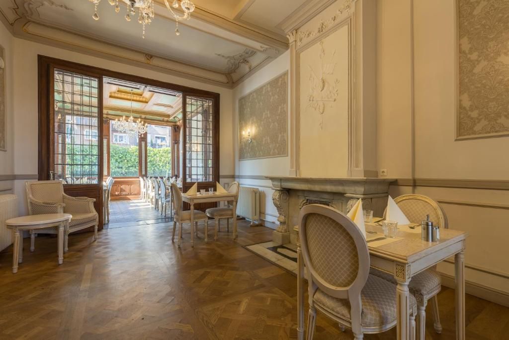 Stylish dining room with authentic details in Hotel Bigarre Maastricht Center, vacation apartment in South Limburg.