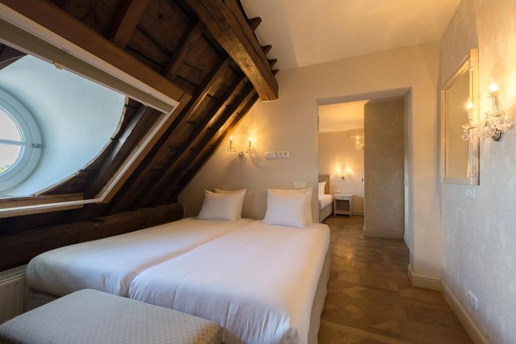Unique bedroom with wooden beams in Hotel Bigarre Maastricht Centrum, vacation accommodation in Limburg.