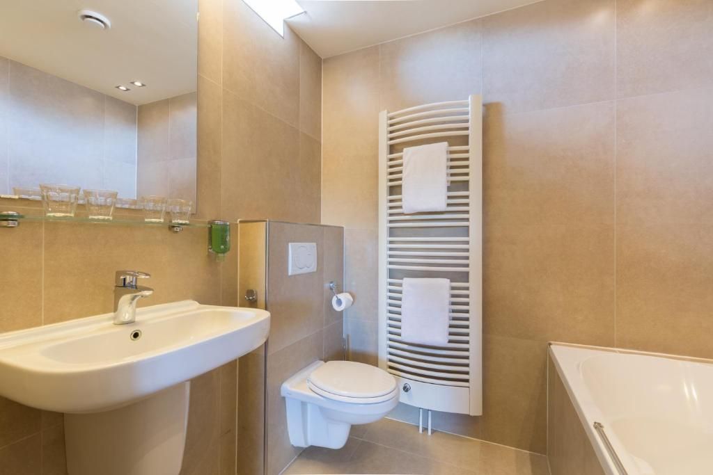 Modern bathroom with bathtub in Hotel Bigarre Maastricht Centrum, vacation apartment in Maastricht.