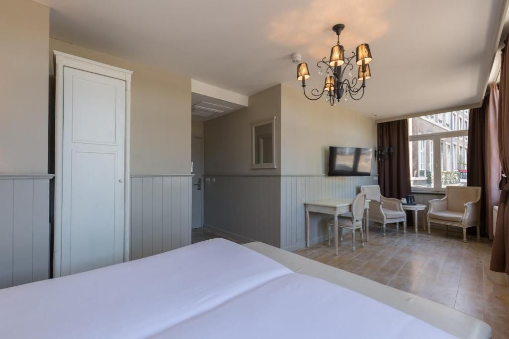 Spacious room with sitting area in Hotel Bigarre Maastricht Centrum, vacation apartment in Maastricht.