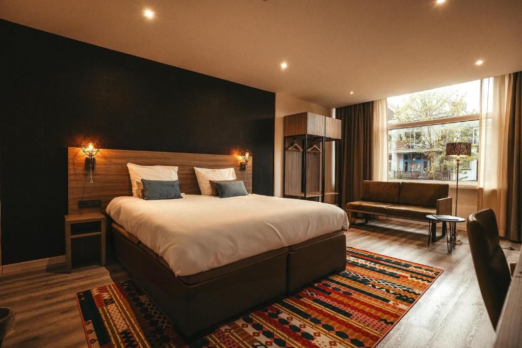 Luxe slaapkamer in Hotel Milano, vakantieappartement in Rotterdam, Zuid-Holland met modern interieur en grote ramen.