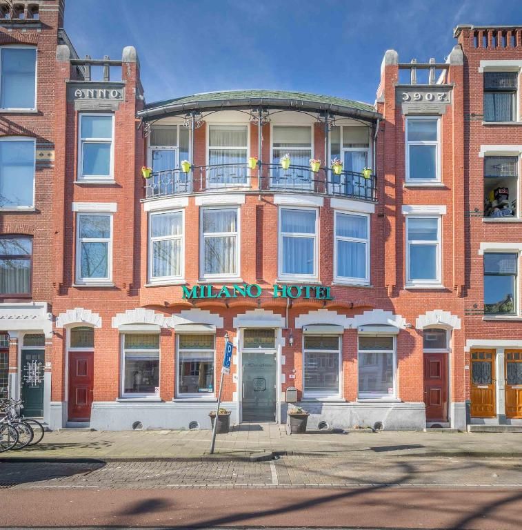 Buitenkant van Hotel Milano, vakantieappartement in Rotterdam, Zuid-Holland, met klassieke gevel en balkon.