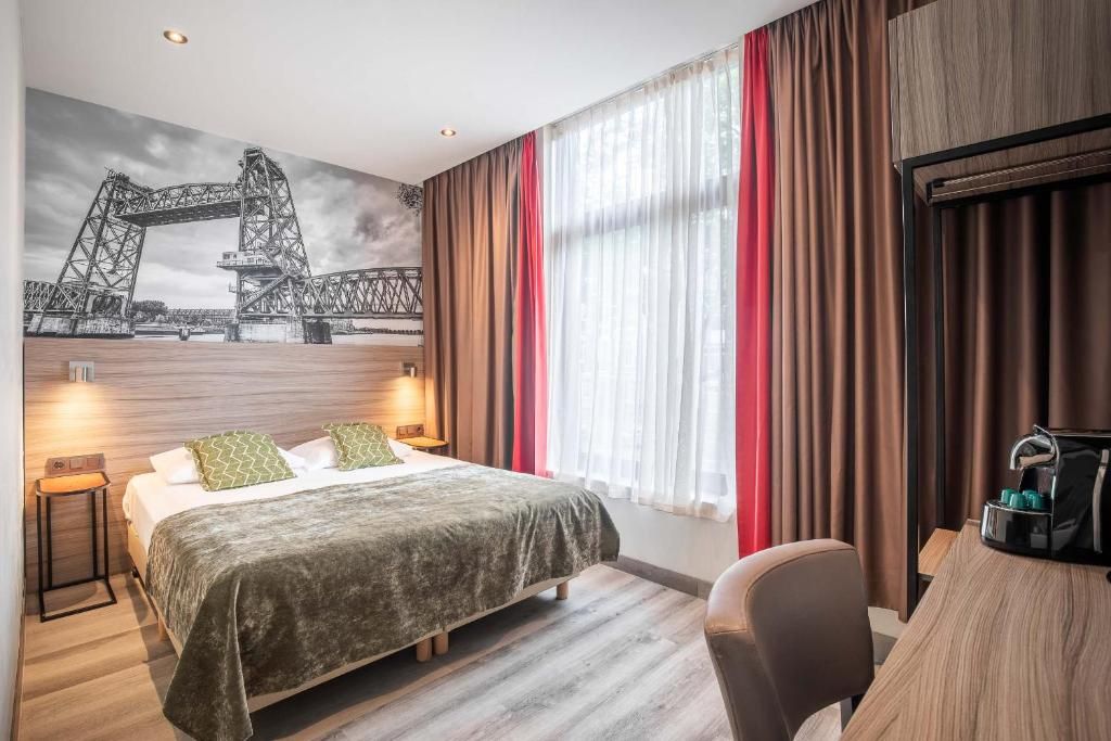 Stijlvolle kamer in Hotel Milano, vakantieappartement in Rotterdam, met groot raam en artistieke muurschildering.