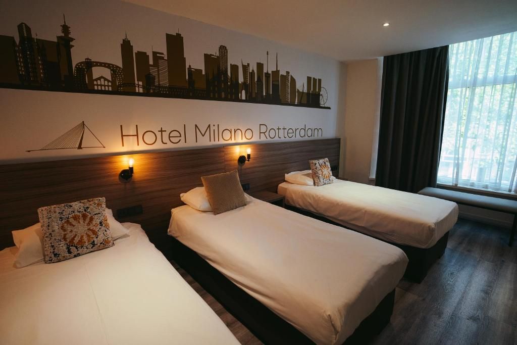 Driepersoonskamer in Hotel Milano, vakantieappartement in Rotterdam, met comfortabele bedden en moderne decoratie.