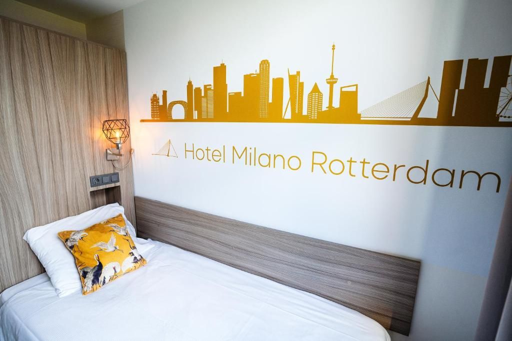 Eenpersoonskamer in Hotel Milano, vakantieappartement in Rotterdam, met unieke muurkunst en gezellige sfeer.