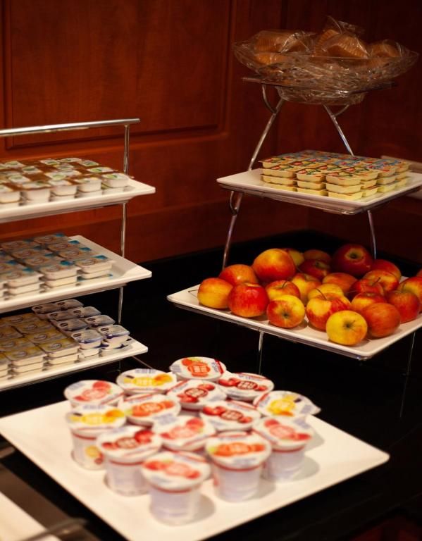 Divers ontbijtbuffet in Hotel Milano, vakantieappartement in Rotterdam, met yoghurt, fruit en broodjes.