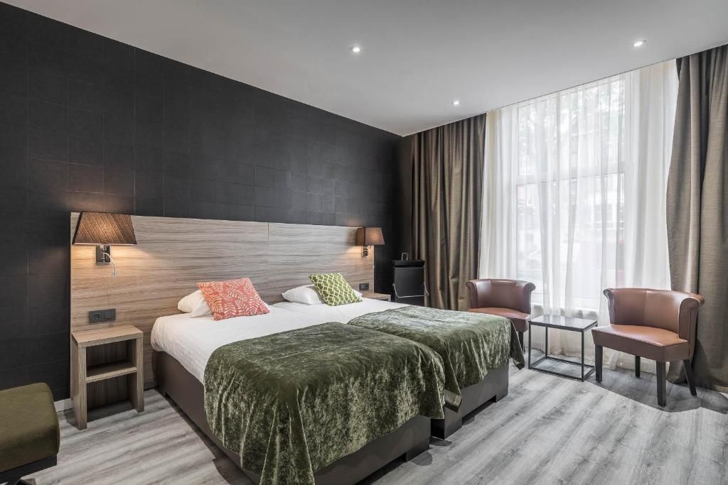 Elegante tweepersoonskamer in Hotel Milano, vakantieappartement in Rotterdam, met moderne decoratie en comfortabele bedden.