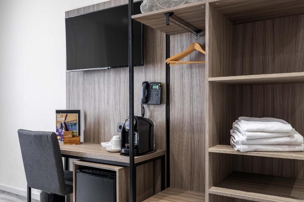 Praktische kamerindeling in Hotel Milano, vakantieappartement in Rotterdam, met bureau en opbergruimte.