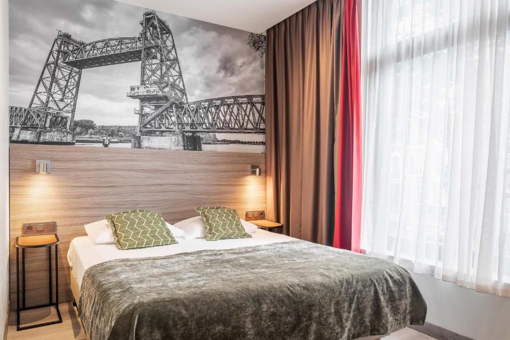 Gezellige kamer in Hotel Milano, vakantieappartement in Rotterdam, met groot raam en stijlvolle decoratie.