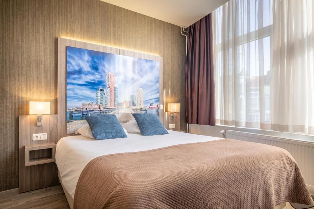 Sfeervolle eetruimte in Hotel Milano, vakantieappartement in Rotterdam, met kunst en bloemen op tafel.