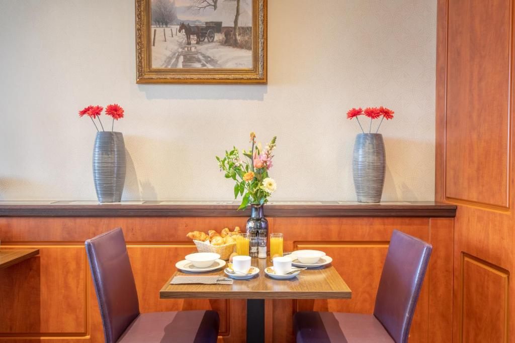 Moderne badkamer in Hotel Milano, vakantieappartement in Rotterdam, met ruime douche en stijlvolle inrichting.