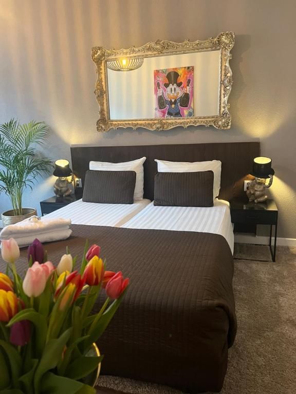 Komfortables Zimmer im Hotel Orion, Ferienwohnung in Rotterdam, Suedholland mit eleganter Einrichtung.