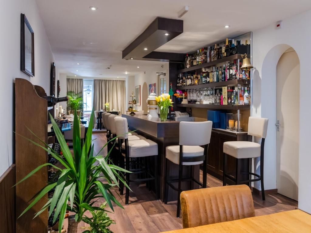 Gemuetliche Bar im Hotel Orion, Ferienwohnung in Rotterdam, Suedholland mit komfortablen Sitzgelegenheiten.