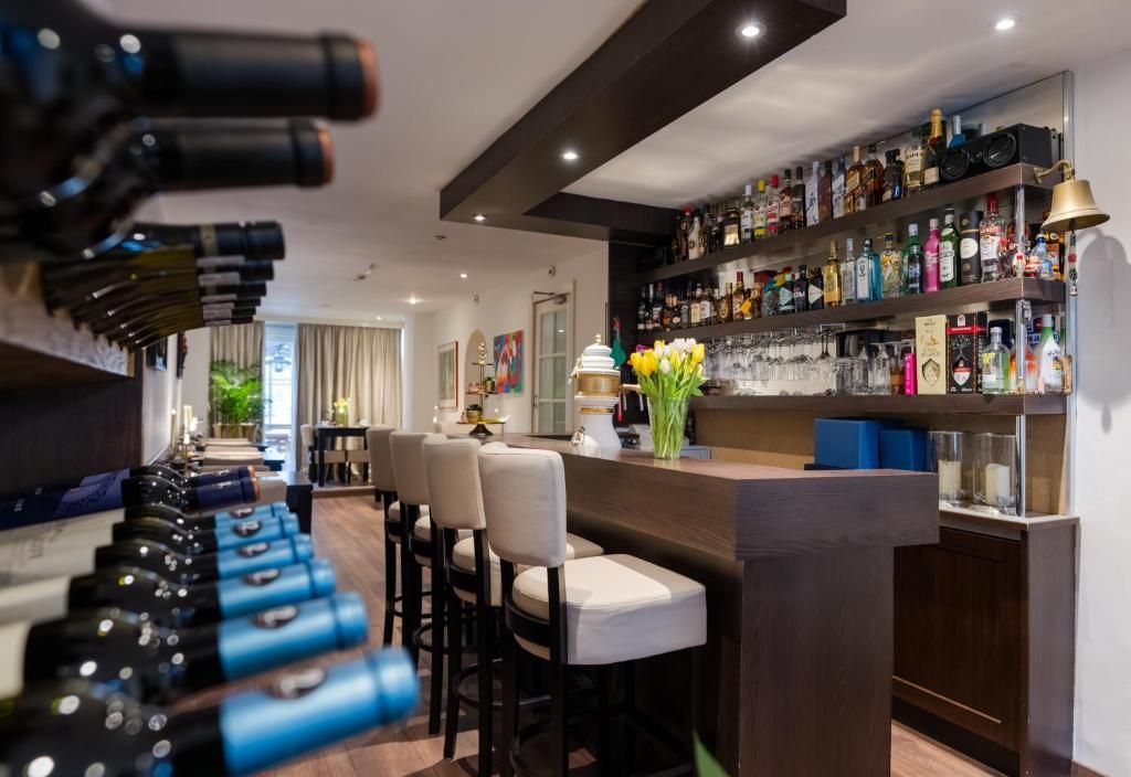Stilvolle Bar im Hotel Orion, Ferienwohnung in Rotterdam, Suedholland mit verschiedenen Getraenken.