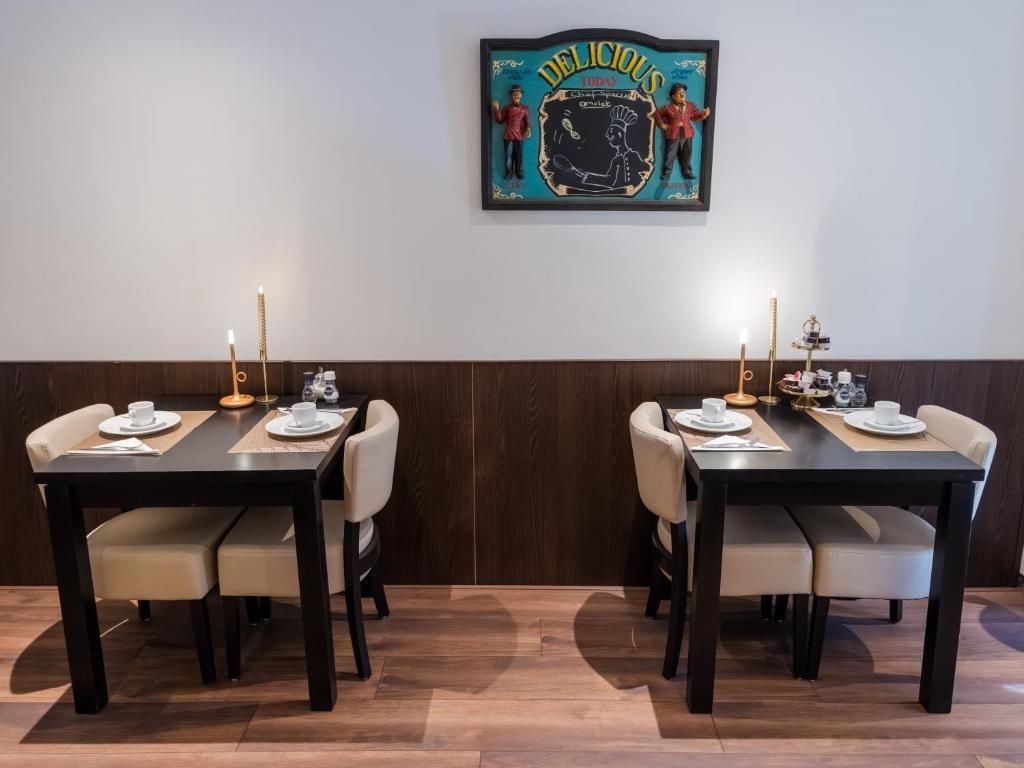 Intimer Essbereich im Hotel Orion, Ferienwohnung in Rotterdam, Suedholland mit gemuetlichen Tischen.