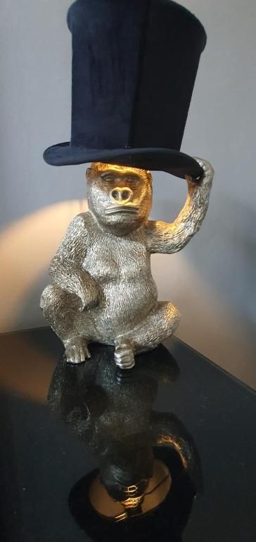 Einzigartige Dekoration im Hotel Orion, Ferienwohnung in Rotterdam, Suedholland mit kunstvoller Lampe.