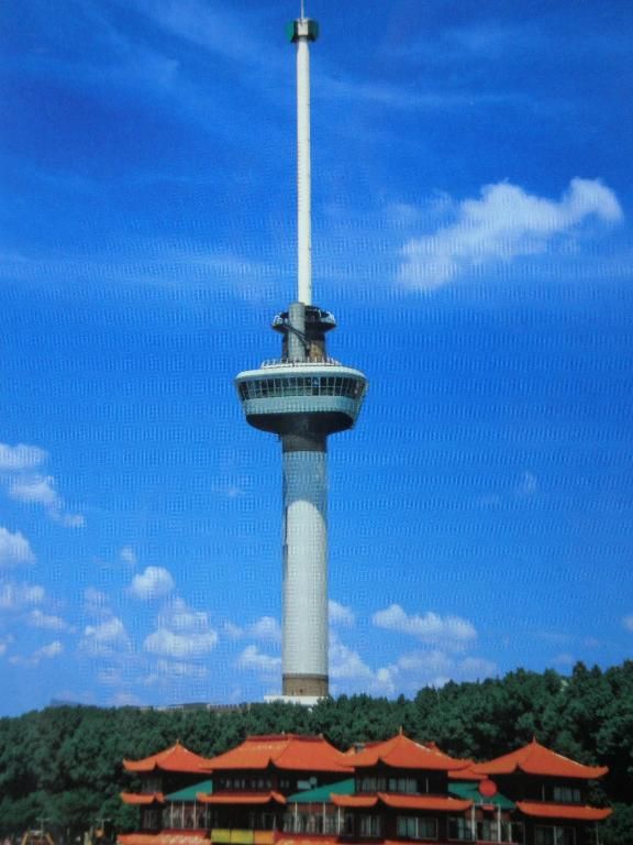 Blick auf den Euromast vom Hotel Orion, Ferienwohnung in Rotterdam, Suedholland.