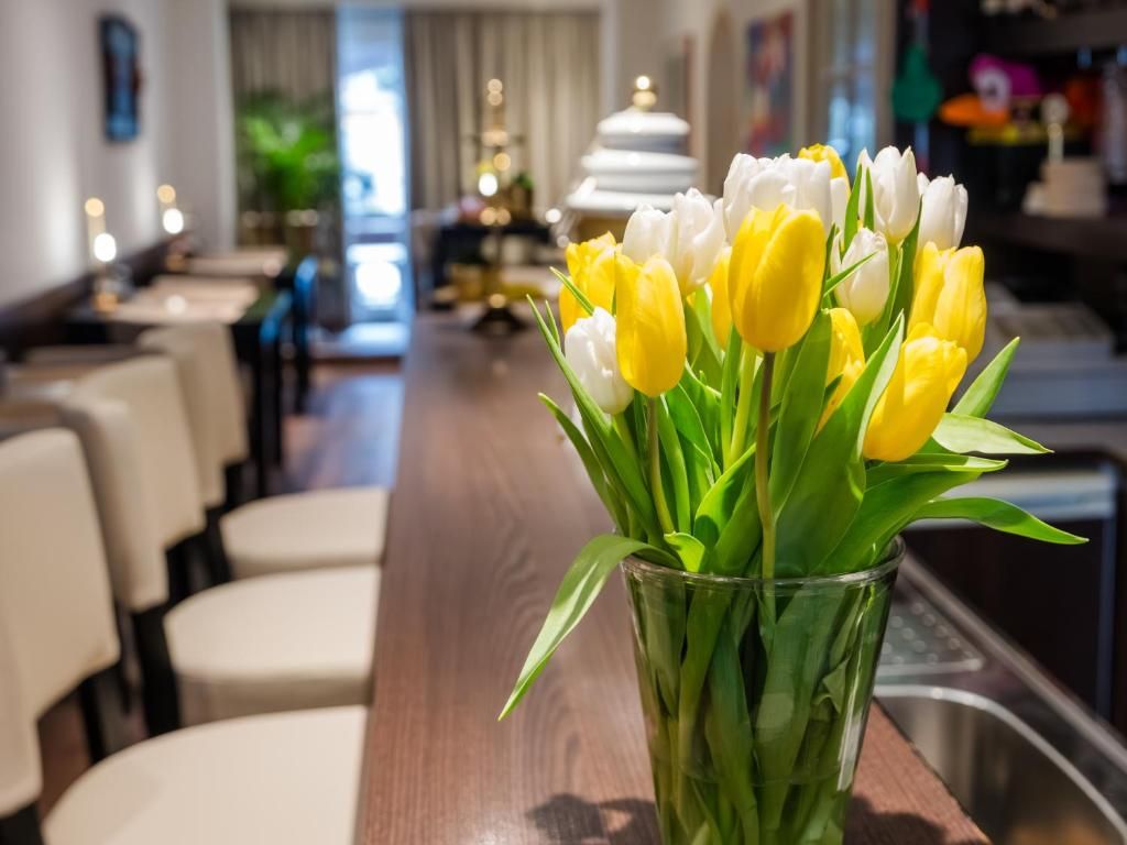 Frische Tulpen in der Bar des Hotel Orion, Ferienwohnung in Rotterdam, Suedholland.