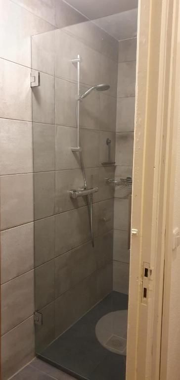 Moderne Dusche im Hotel Orion, Ferienwohnung in Rotterdam, Suedholland mit Glaswand.