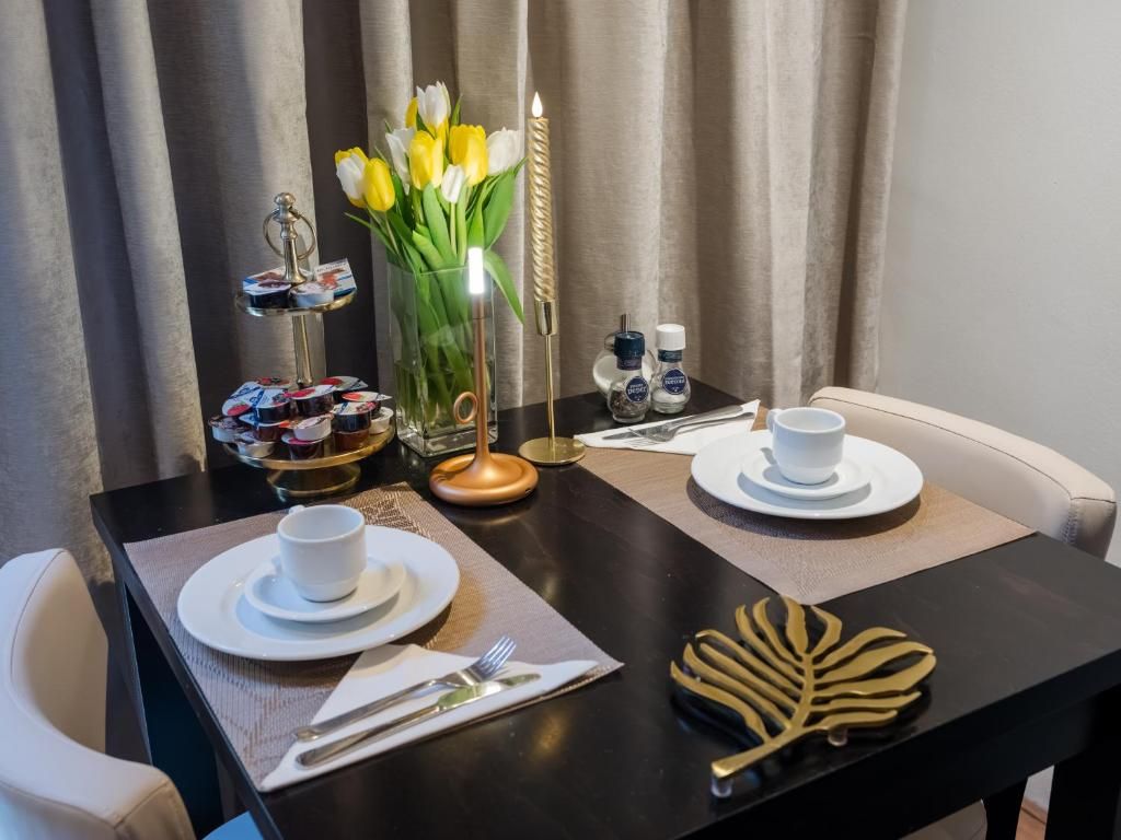 Stimmungsvoller Speisesaal im Hotel Orion, Ferienwohnung in Rotterdam, Suedholland mit Kerzenlicht.