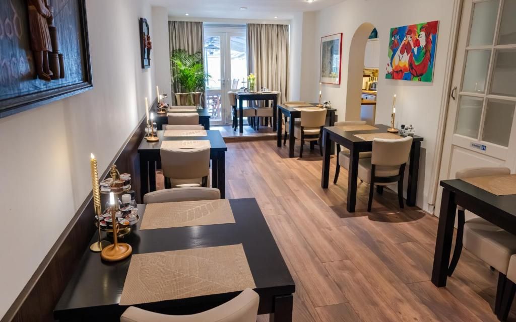 Farbenfrohe Kunst im Hotel Orion, Ferienwohnung in Rotterdam, Suedholland mit modernen Annehmlichkeiten.