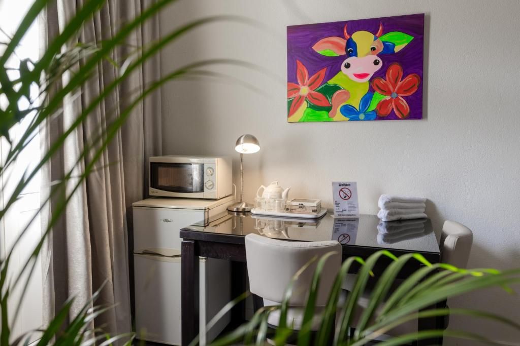 Kompaktes Einzelzimmer im Hotel Orion, Ferienwohnung in Rotterdam, Suedholland mit Tageslicht.