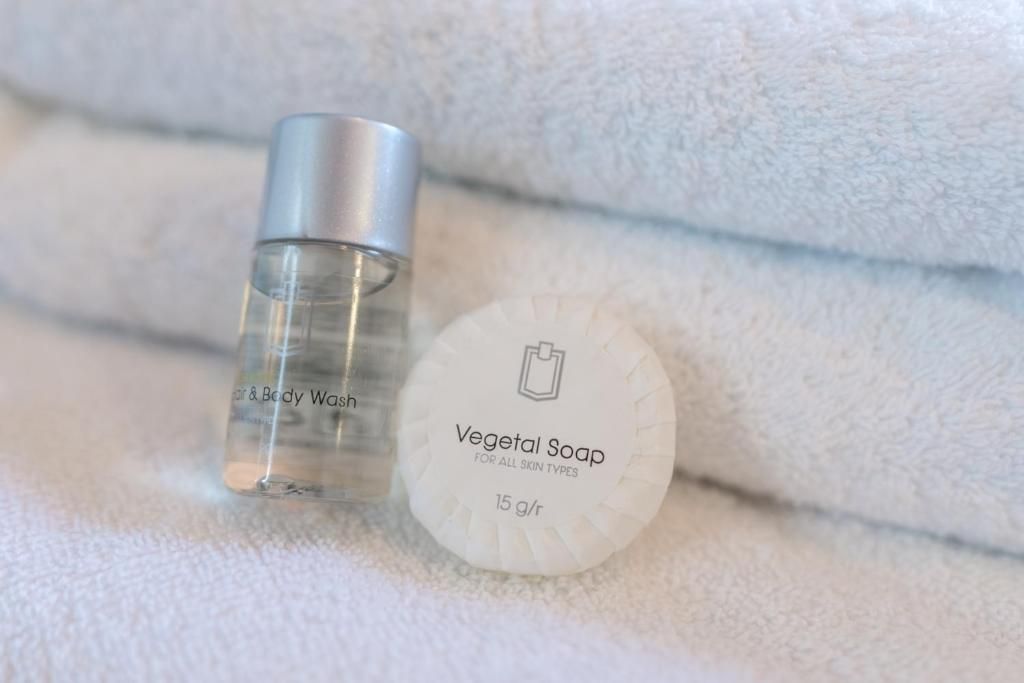 Geraeumiges Badezimmer im Hotel Orion, Ferienwohnung in Rotterdam, Suedholland mit modernen Annehmlichkeiten.