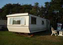 Achaa Mobilheim in Formerum, Terschelling mit gerumiger Veranda inmitten der Natur auf den Watteninseln.