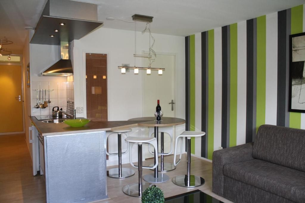 Keuken van Appartement HELIOS - Amelander Kaap met ZWEMBAD, Hollum, Ameland, met moderne apparatuur en gezellige eetruimte.