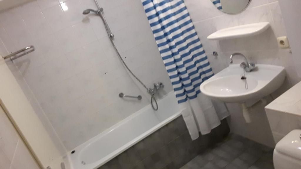 Moderne badkamer in Appartement HELIOS - Amelander Kaap met ZWEMBAD, Hollum, Ameland, met douche en wastafel.