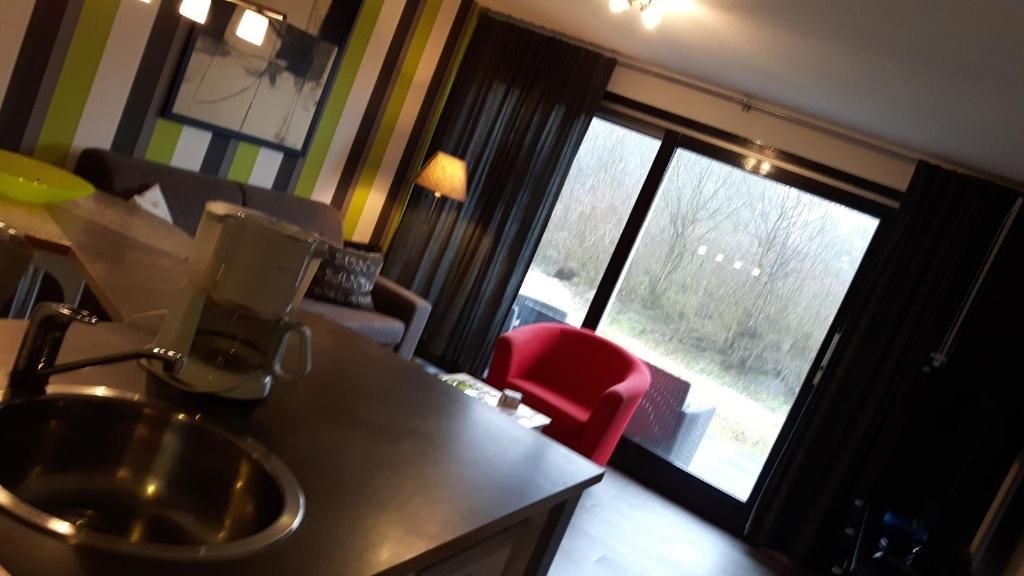 Open keuken en woonkamer in Appartement HELIOS - Amelander Kaap met ZWEMBAD, Hollum, Ameland, met moderne faciliteiten.