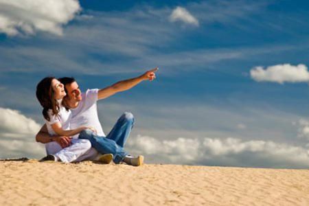 Romantisch stel op het strand nabij Appartement HELIOS - Amelander Kaap met ZWEMBAD, Hollum, Ameland, genietend van de natuur.