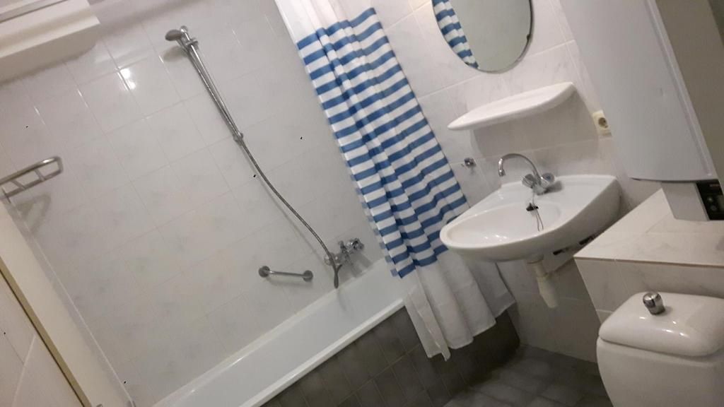 Modern bathroom in Apartment Amelander-Kaap TIME-OUT with SWIMMING POOL, Hollum, Ameland, with bathtub and shower.