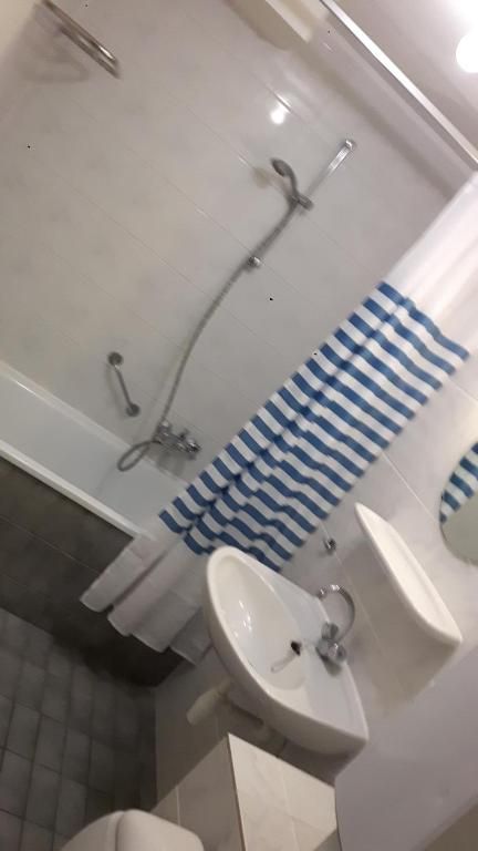 Spacious bathroom with shower in Apartment Amelander-Kaap TIME-OUT with SWIMMING POOL, Hollum, Ameland.