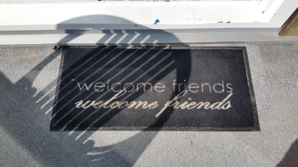 Welcome mat at the entrance of Apartment Amelander-Kaap TIME-OUT with SWIMMING POOL, Hollum, Ameland, with friendly message.