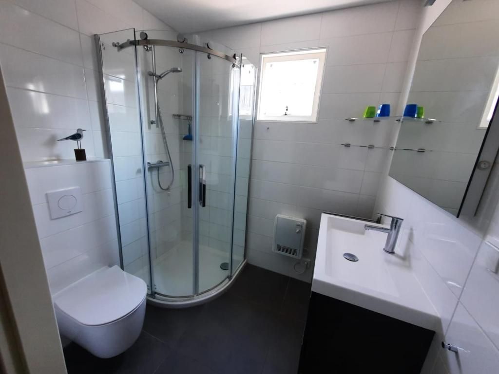 Modernes Badezimmer in Kaapshoff 32, Hollum, Ameland, mit geraeumiger Dusche.