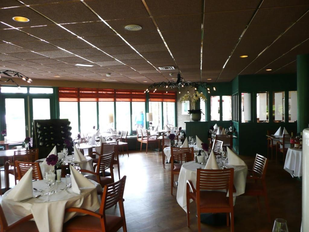 Restaurant im Kaapshoff 32, Hollum, Ameland, mit stimmungsvoll gedecktem Tisch.