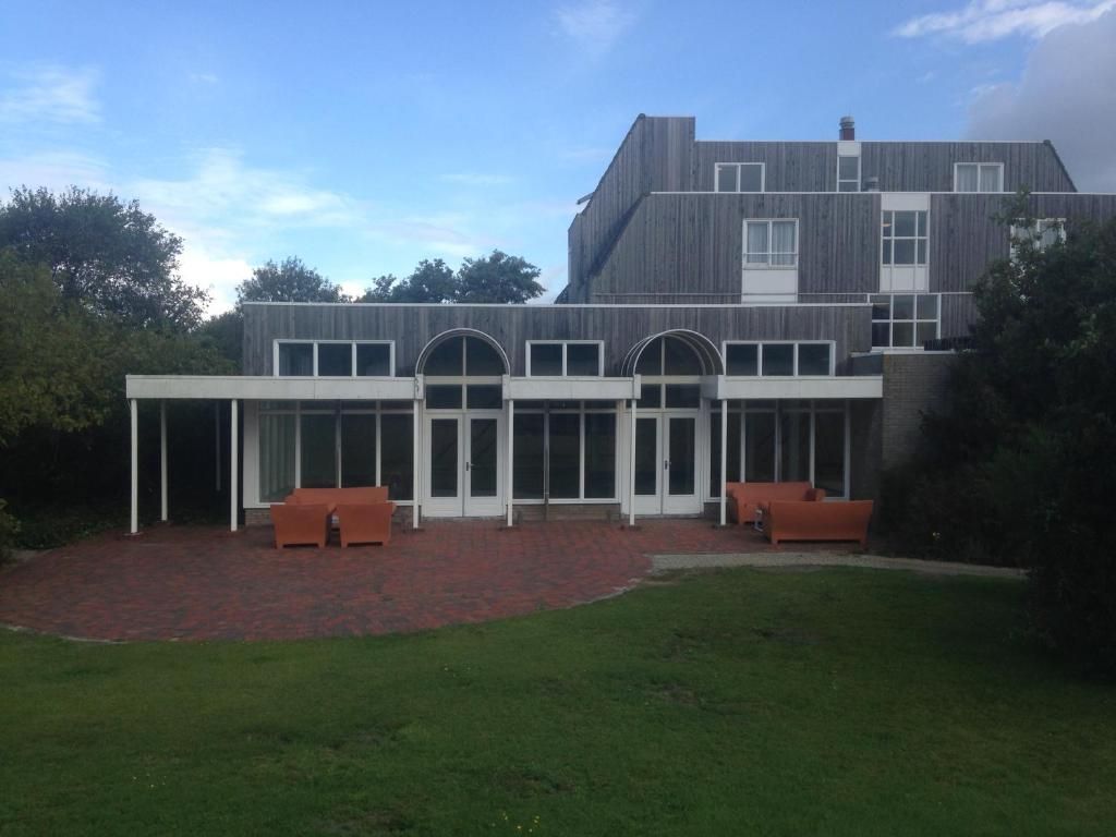 Terrasse von Kaapshoff 32, Hollum, Ameland, mit bequemen Sitzgelegenheiten.