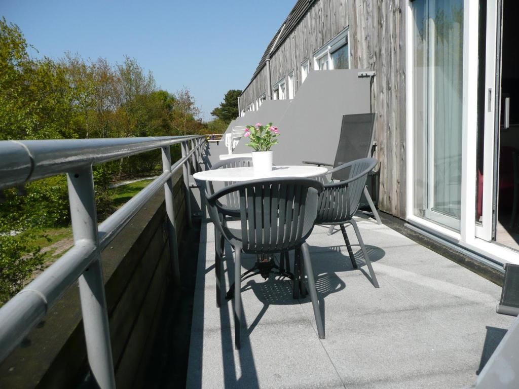 Balkon des Hauses Kaapshoff 32, Hollum, Ameland, mit Blick auf die Natur.