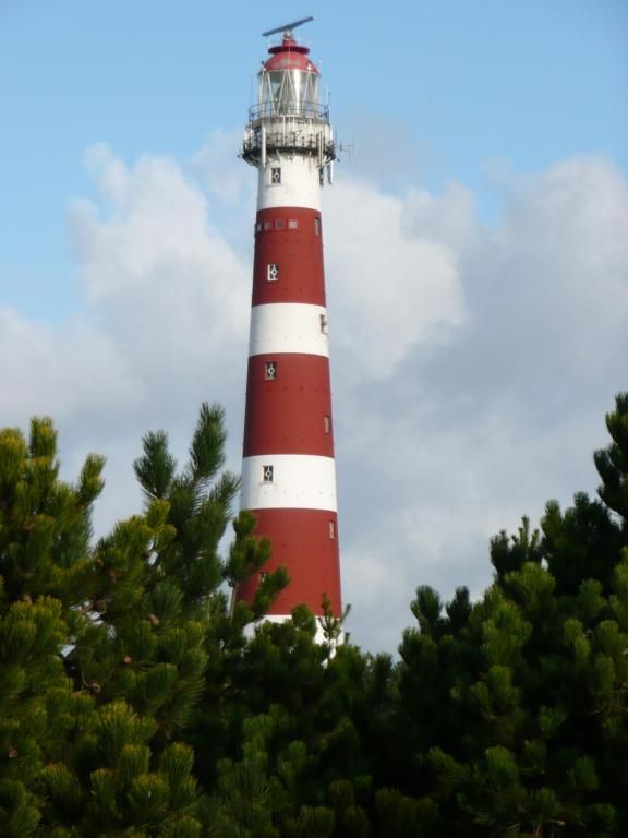 Leuchtturm bei Kaapshoff 32, Hollum, Ameland, ein Wahrzeichen der Region.