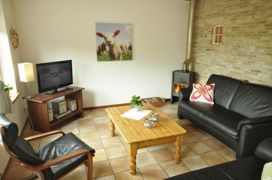 Gezellige woonkamer in Appartementenboerderij de Hek Oost, Hoorn, Terschelling met houtkachel.