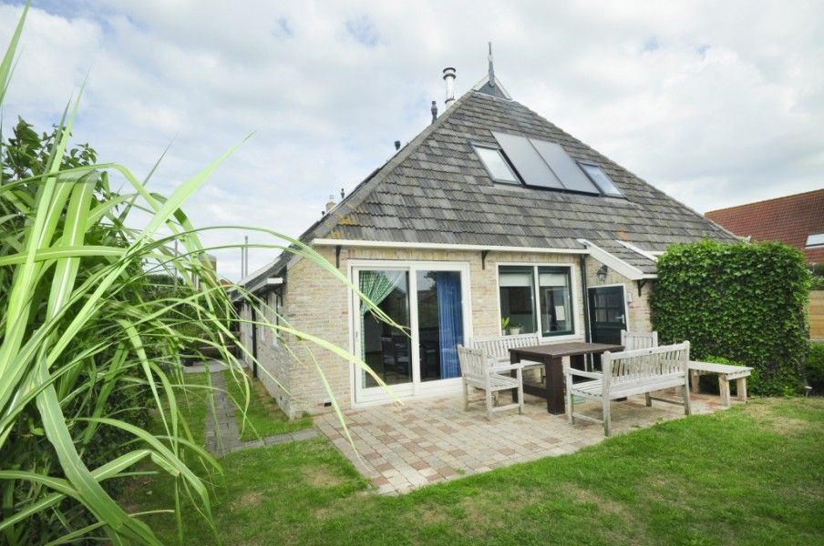 Buitenaanzicht van Appartementenboerderij de Hek Oost, Hoorn, Terschelling met groene omgeving.