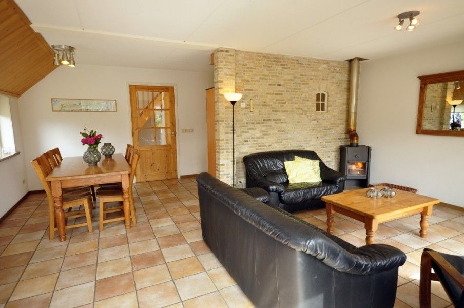 Woonkamer en eetgedeelte in Appartementenboerderij de Hek Oost, Hoorn, Terschelling met open haard.