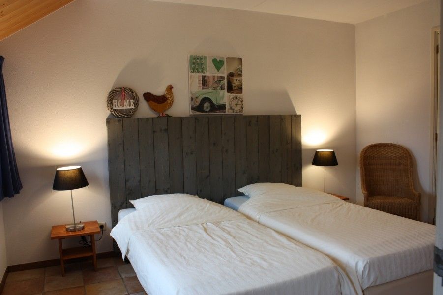 Gezellige slaapkamer in Appartementenboerderij de Hek Oost, Hoorn, Terschelling met sfeervolle verlichting.