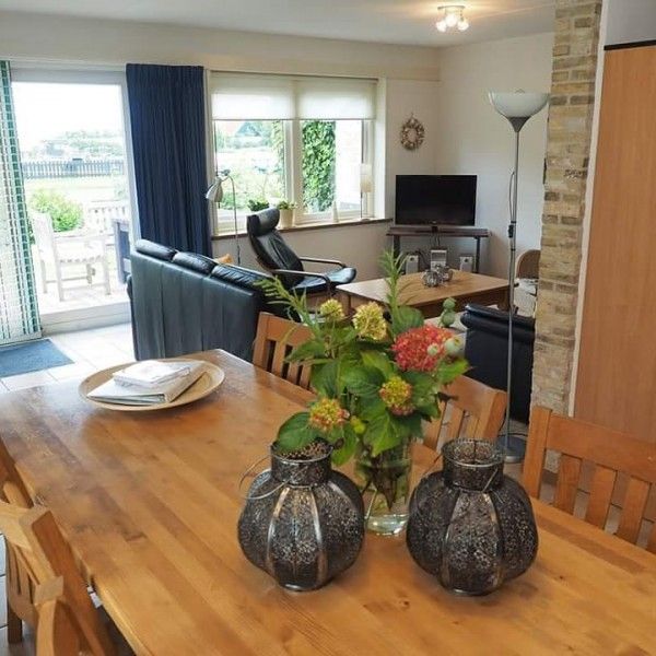 Interieur van Appartementenboerderij de Hek Oost, Hoorn, Terschelling met uitzicht op terras.