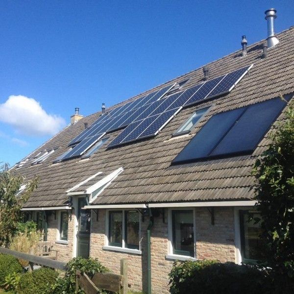 Duurzame zonnepanelen op dak van Appartementenboerderij de Hek Oost, Hoorn, Terschelling.