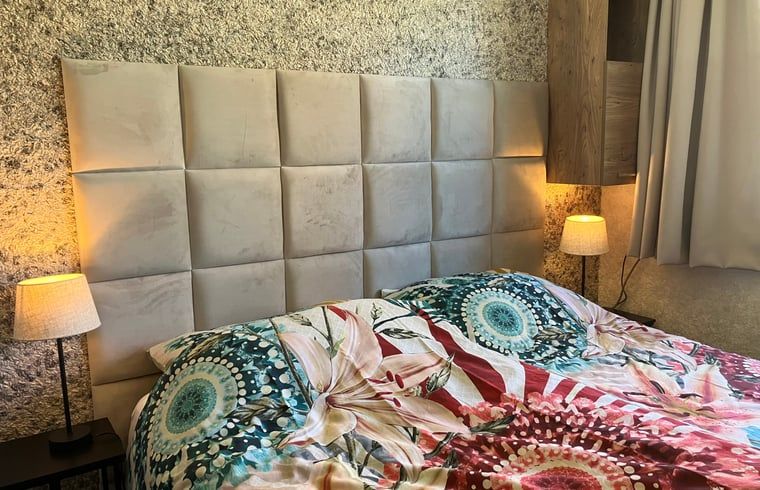 Sfeervolle slaapkamer in Huisje in Oosterend met kleurrijk beddengoed, Terschelling, Waddeneilanden.